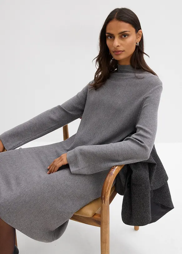 Stickad klänning med A-linje av viskosmix, bonprix