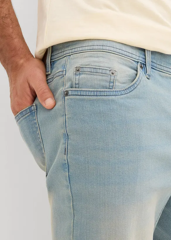 Stretchiga jeansshorts med förstärkt gren, normal passform, bonprix