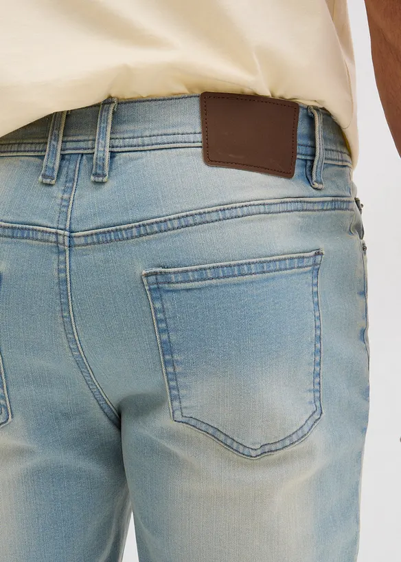 Stretchiga jeansshorts med förstärkt gren, normal passform, bonprix