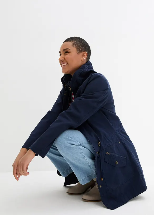 Kort bomullsparkas med st&aring;krage, figursydd, bonprix