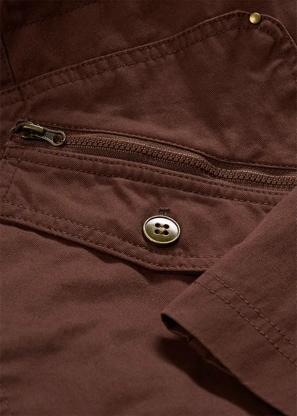 Kort bomullsparkas med st&aring;krage, figursydd, bonprix