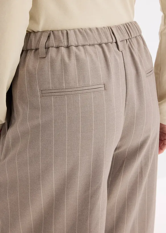 Kritstreckrandiga shorts med gubbveck, bonprix