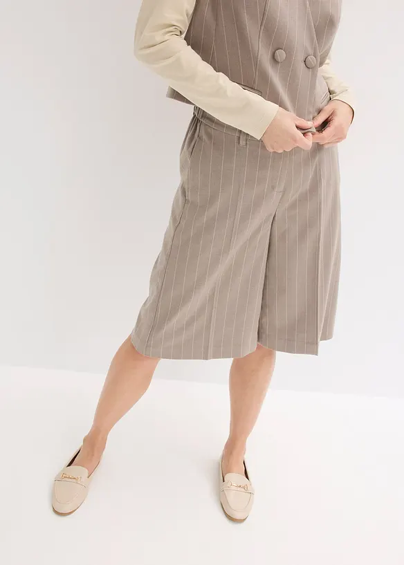 Kritstreckrandiga shorts med gubbveck, bonprix