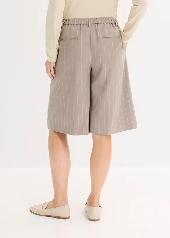 Kritstreckrandiga shorts med gubbveck, bonprix