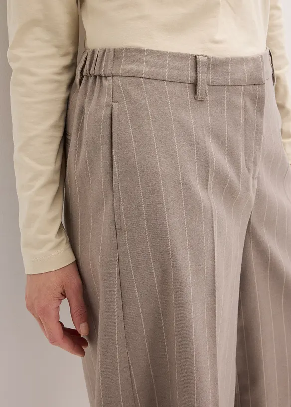 Kritstreckrandiga shorts med gubbveck, bonprix