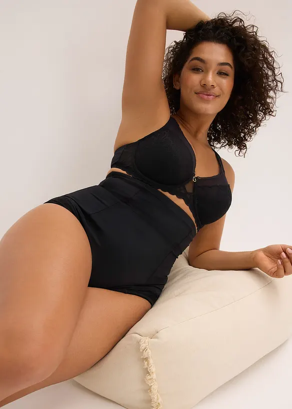 Shaping-trosa med kraftigt formande effekt och hj&auml;rtm&ouml;nstrad spets, bonprix