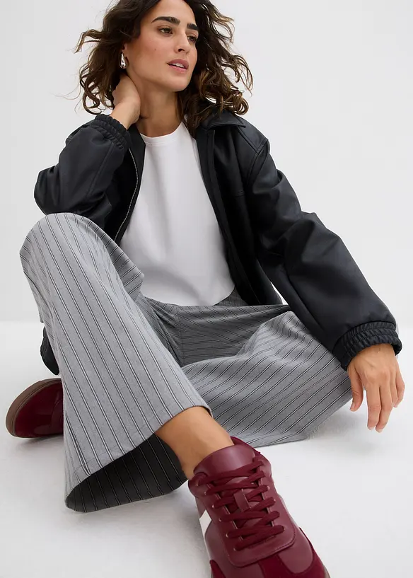 Vid dra-p&aring; byxa av material med mjukt fall, bonprix