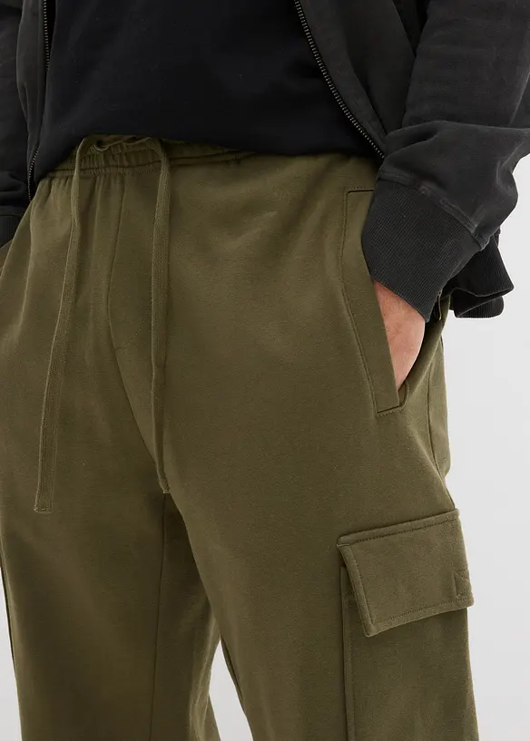 Joggingbyxa med cargofickor, avslappnad passform, bonprix