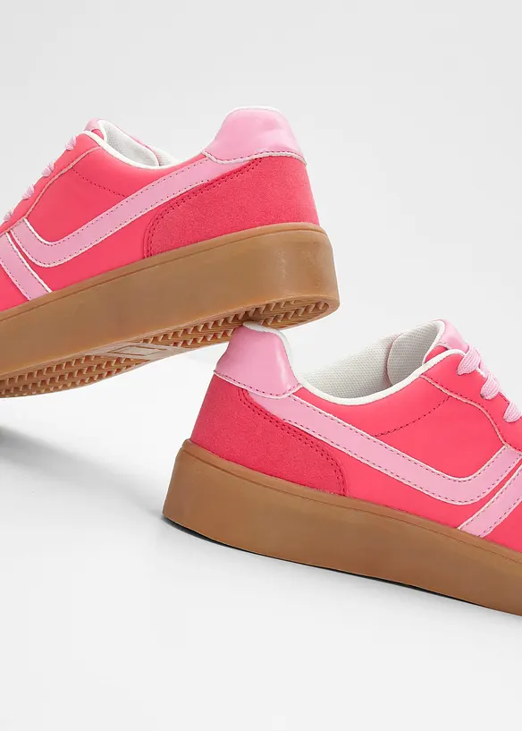 Sneakers med plat&aring;sula och retrolook, bonprix