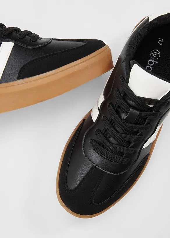 Sneakers med plat&aring;sula och retrolook, bonprix
