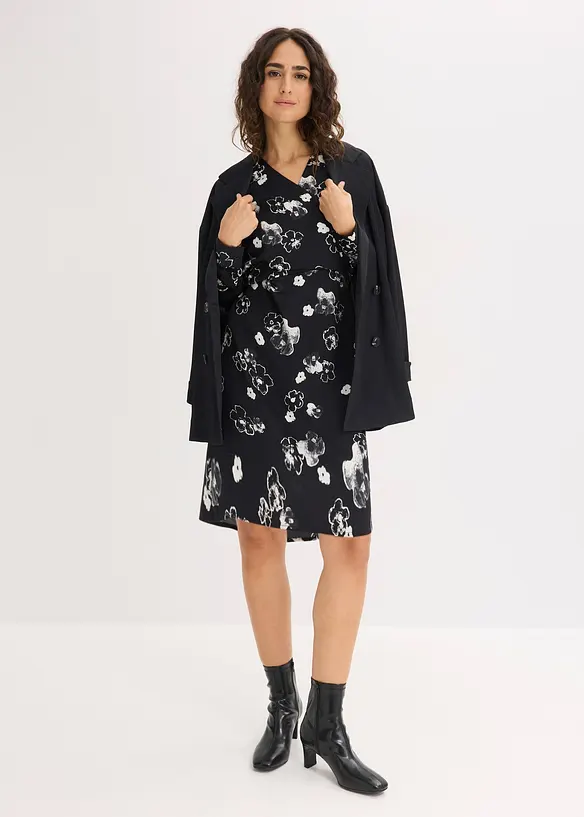 Kl&auml;nning av b&ouml;ljande satin, bonprix