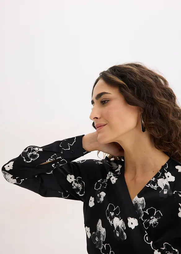 Kl&auml;nning av b&ouml;ljande satin, bonprix