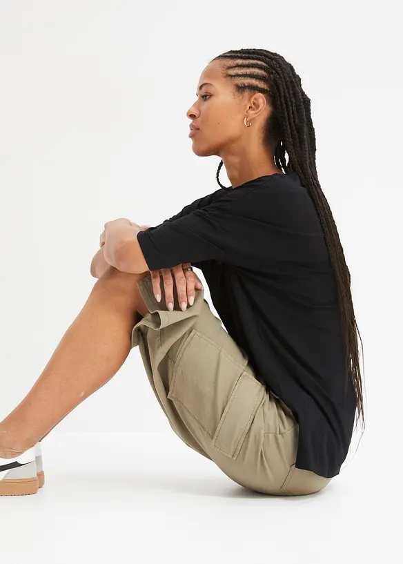 Fyrkantig T-shirt med b&aring;tringning i mjuk viskosmix, bonprix