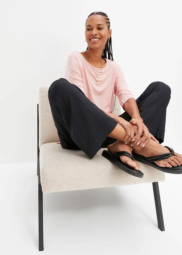 Fyrkantig T-shirt med b&aring;tringning i mjuk viskosmix, bonprix