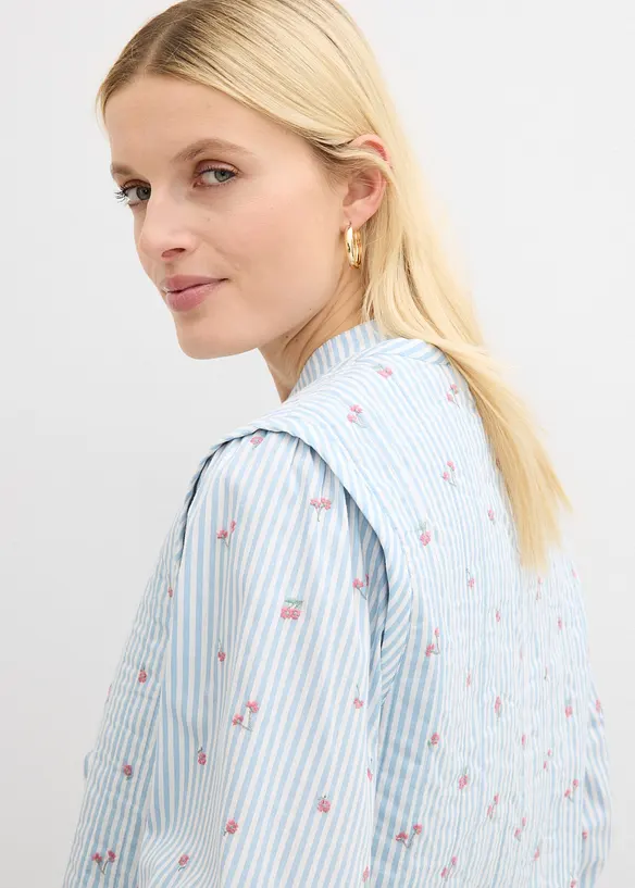 Quiltad v&auml;st med blombroderi, bonprix