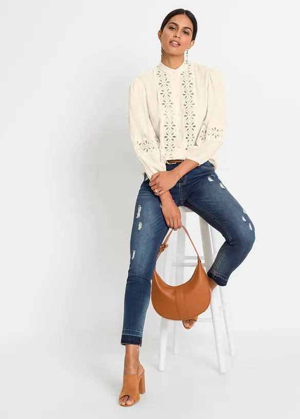 Blus med spets i mjuk viskosmix, bonprix