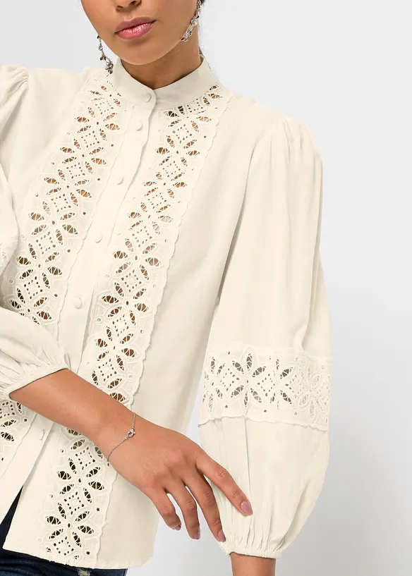 Blus med spets i mjuk viskosmix, bonprix