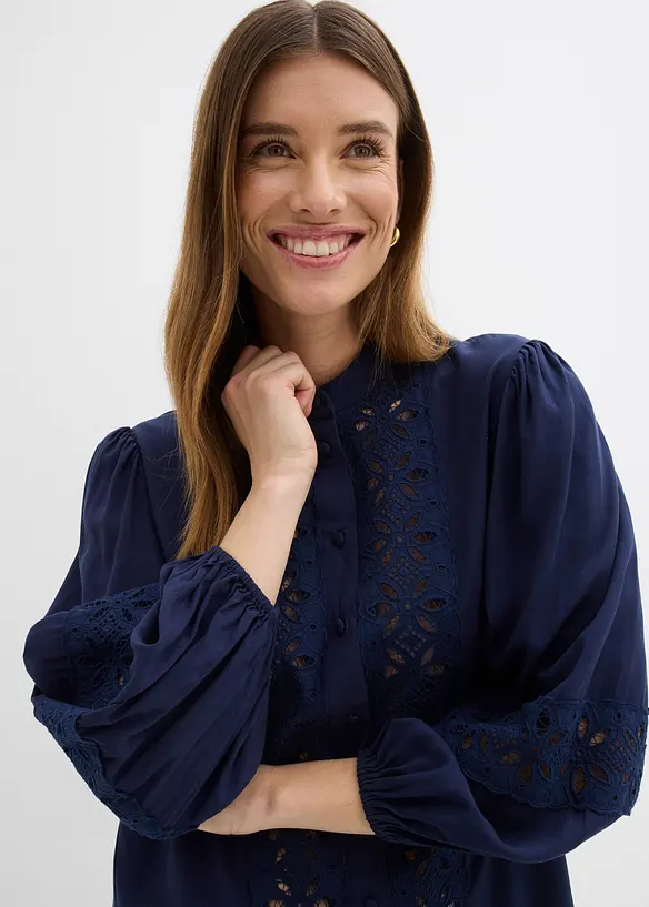 Blus med spets i mjuk viskosmix, bonprix