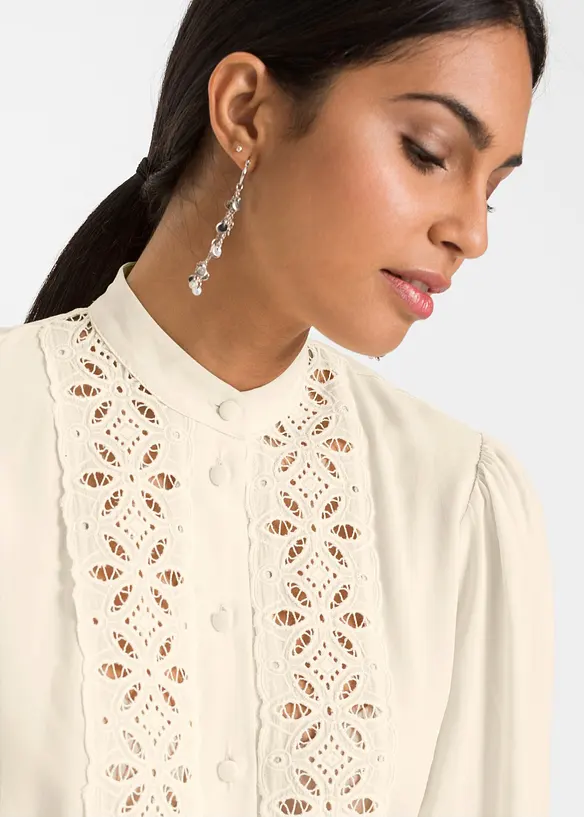 Blus med spets i mjuk viskosmix, bonprix