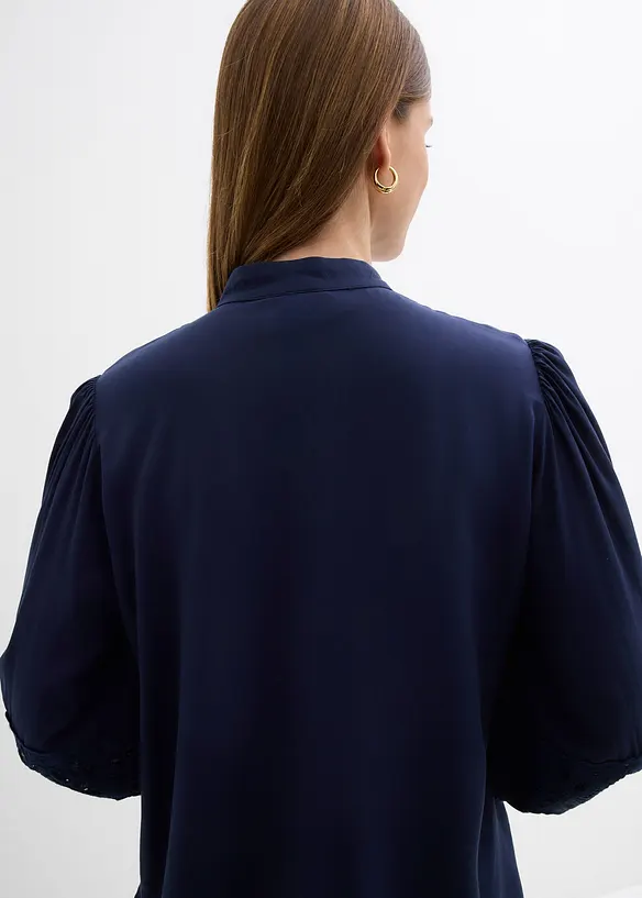 Blus med spets i mjuk viskosmix, bonprix