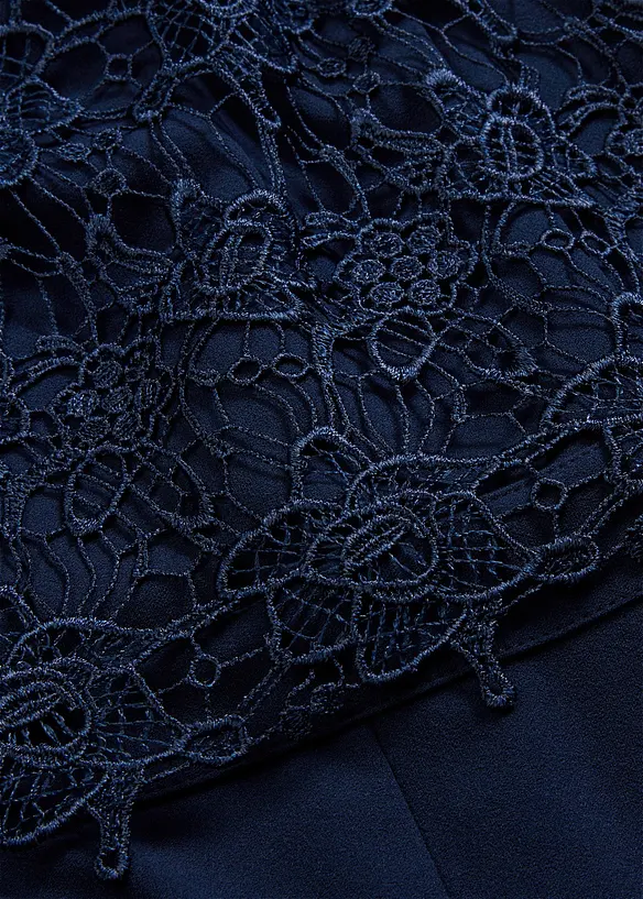 Jumpsuit av stabil trik&aring; med spets, bonprix