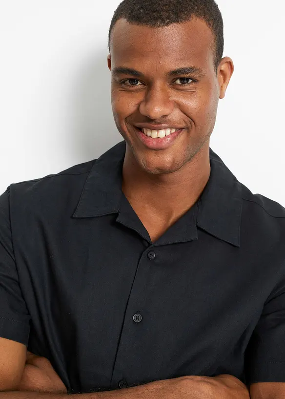 Kort&auml;rmad skjorta i luftig linnemix, avslappnad passform, bonprix