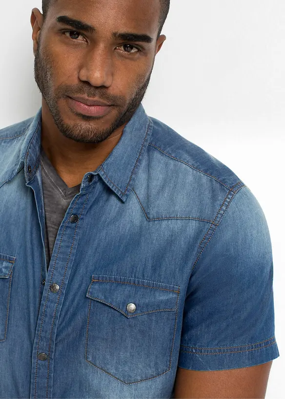 Kort&auml;rmad jeansskjorta i ekologisk bomull, smal passform, bonprix