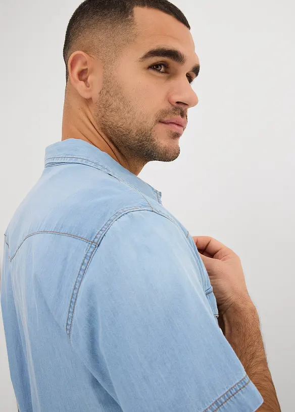 Kort&auml;rmad jeansskjorta i ekologisk bomull, smal passform, bonprix