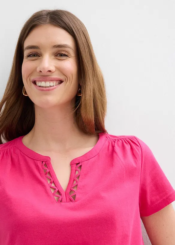 Topp med snygg halsringning, bonprix