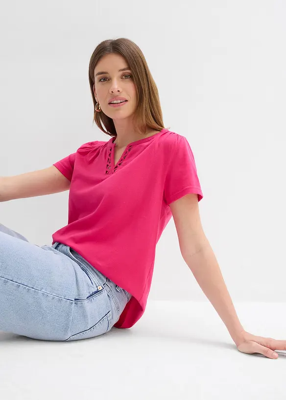 Topp med snygg halsringning, bonprix