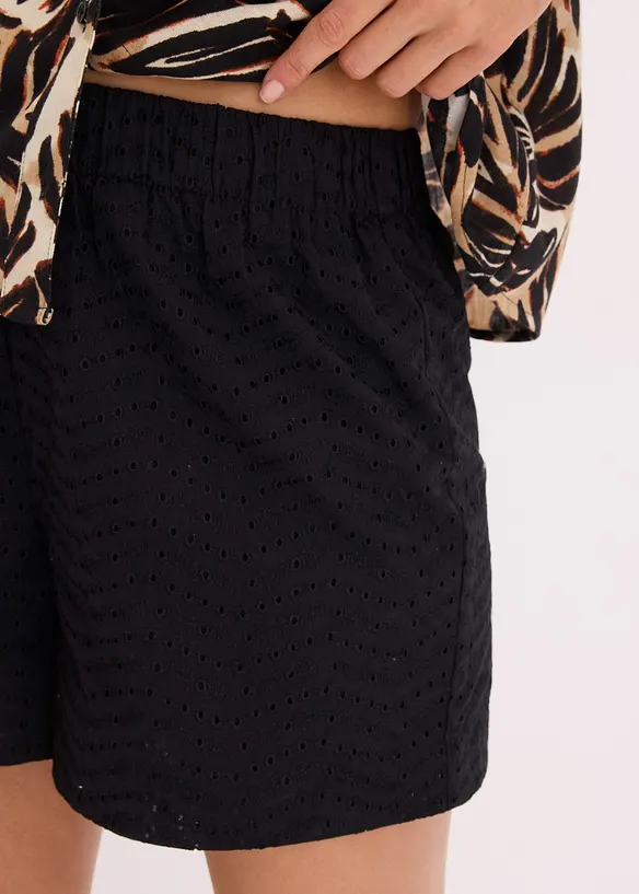 Shorts med h&aring;lbroderi, bonprix