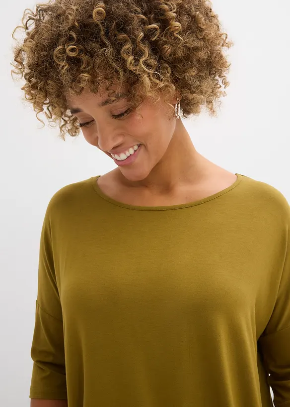 Fyrkantig T-shirt med b&aring;tringning i mjuk viskosmix, bonprix