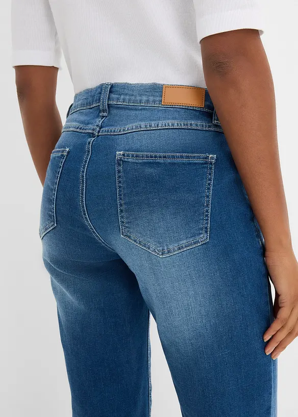Bekv&auml;ma stretchiga jeansbermudas, bonprix