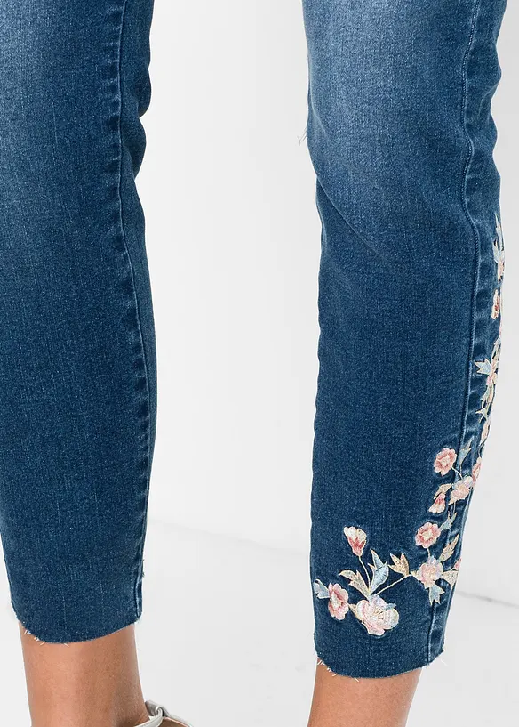 Jeans med broderi, bonprix