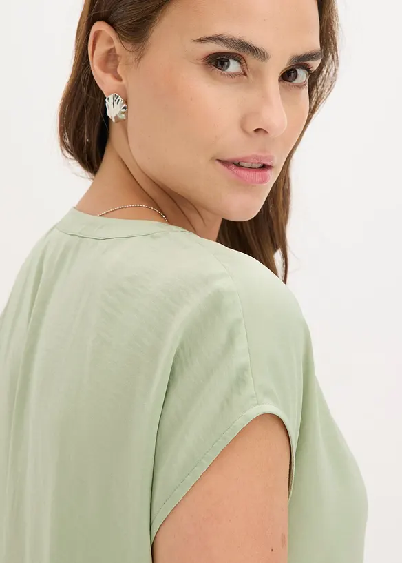 Ledig satinblus med &ouml;verskurna &auml;rmar, bonprix