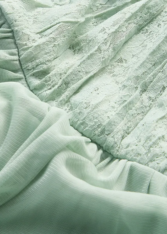 Spetskl&auml;nning som &auml;r l&auml;ngre bak &auml;n fram, bonprix