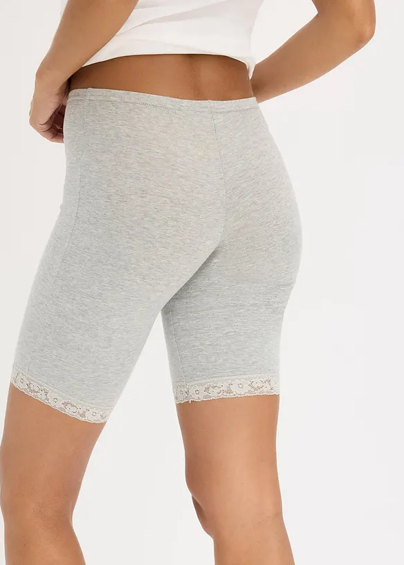 En f&ouml;rm&aring;nlig f&ouml;rpackning med boxertrosor med l&aring;nga ben i ett mjukt material, bonprix