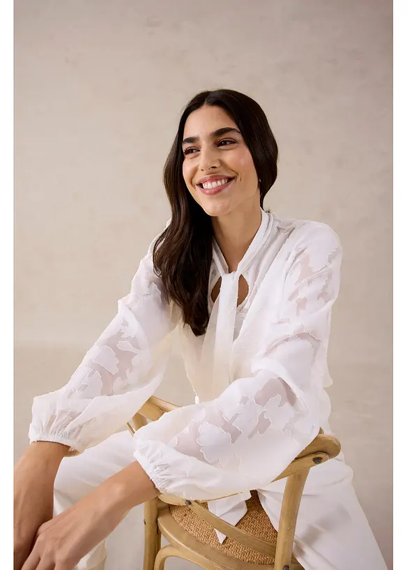 Dra p&aring;-blus med broderi, bonprix