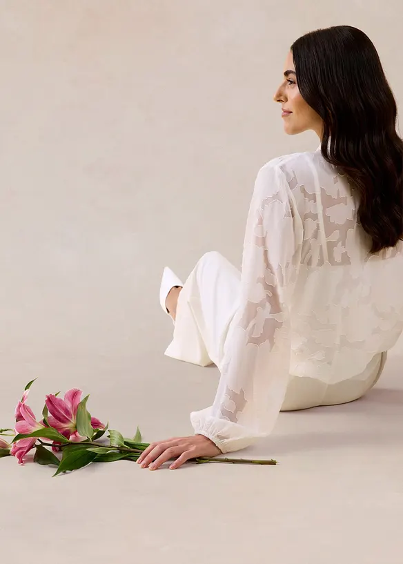 Dra p&aring;-blus med broderi, bonprix