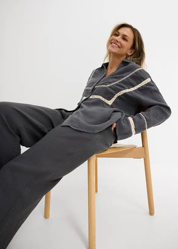 Muslinblus med spetsinf&auml;llningar, bonprix