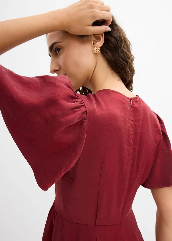 Mellanl&aring;ng kl&auml;nning i skimrande satin, bonprix