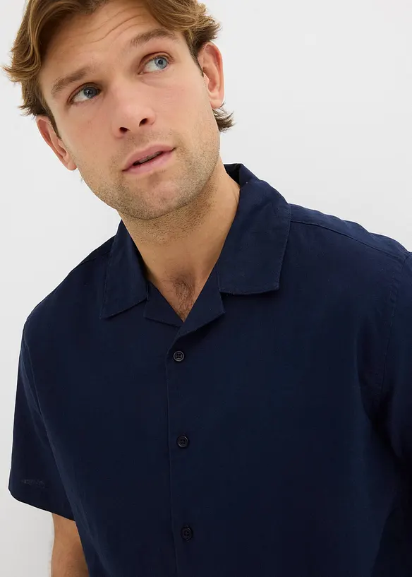 Kort&auml;rmad skjorta i luftig linnemix, avslappnad passform, bonprix