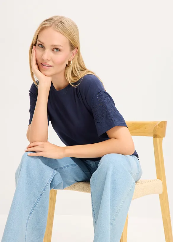 Topp med h&aring;lbroderi, bonprix