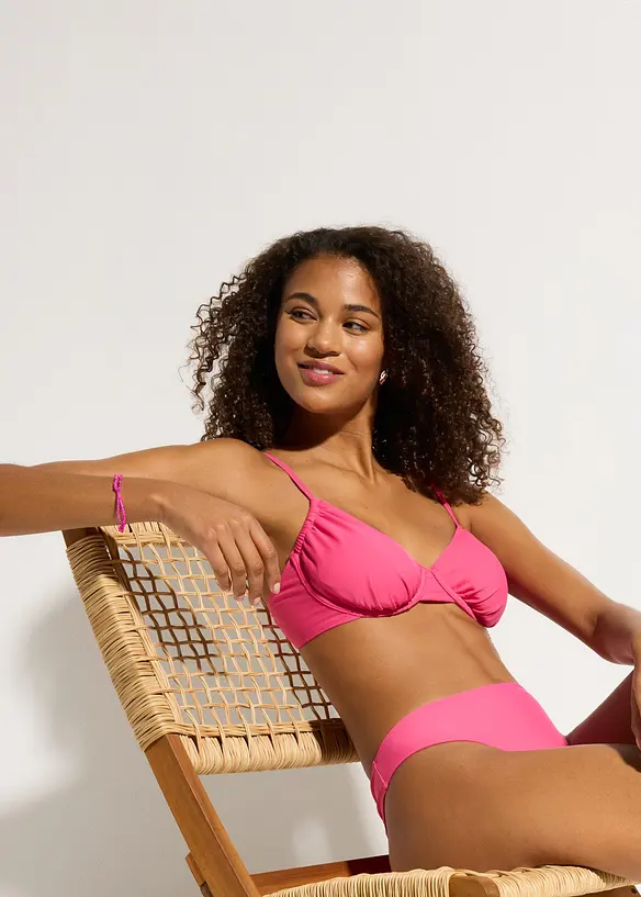 Bikinibyxa med h&ouml;gt skurna ben&ouml;ppningar, bonprix