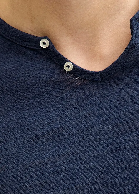 T-shirt i bomull med farfarskrage, fr&aring;n JJ REBEL, JJ REBEL