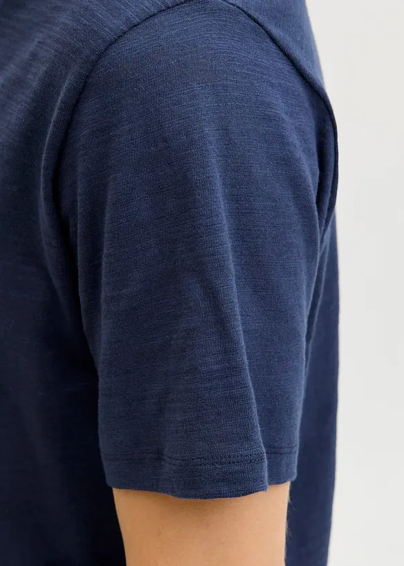 T-shirt i bomull med farfarskrage, fr&aring;n JJ REBEL, JJ REBEL