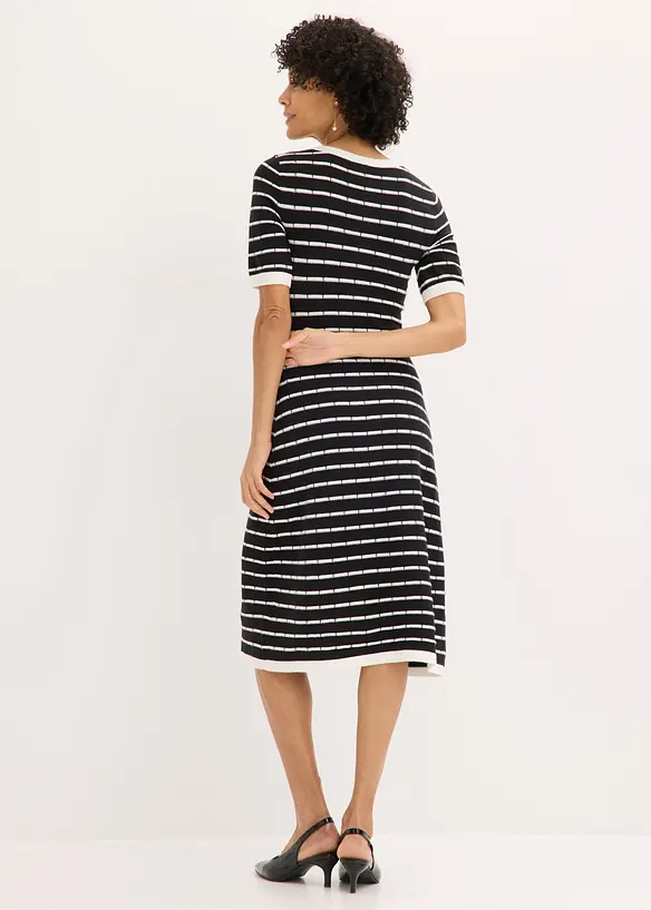 Stickad kl&auml;nning i viskos med knappar, bonprix