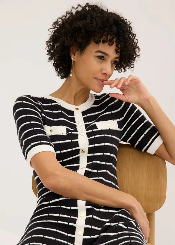 Stickad kl&auml;nning i viskos med knappar, bonprix