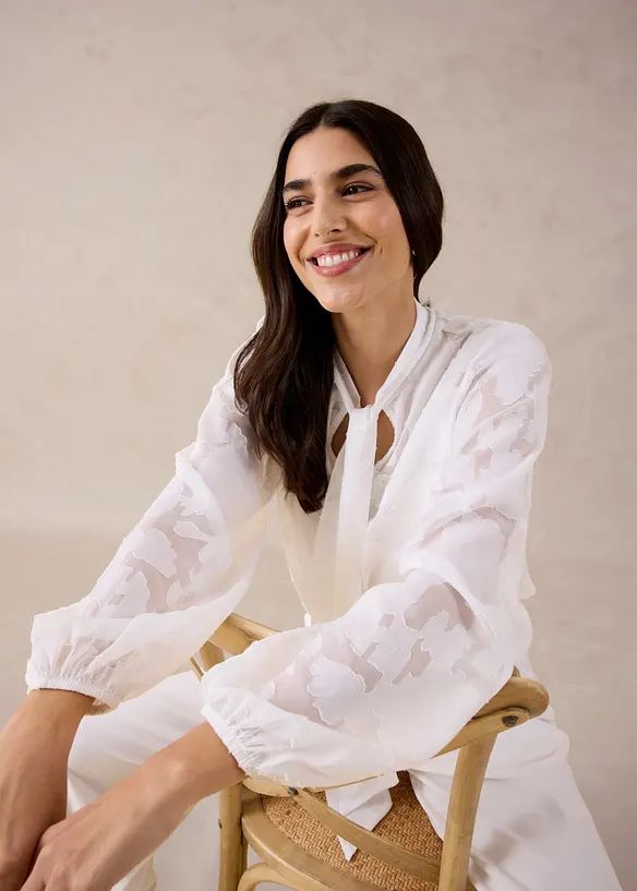 Dra p&aring;-blus med broderi, bonprix