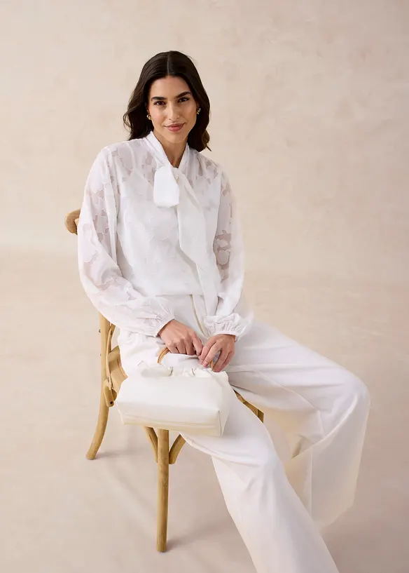Dra p&aring;-blus med broderi, bonprix